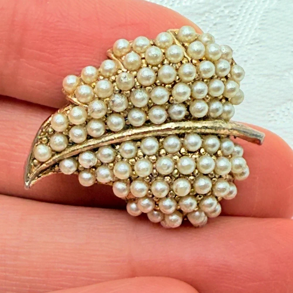 Vintage Classic Gold Tone Faux Pearl Cluster Autumn Leaf Foliage Brooch Pin
